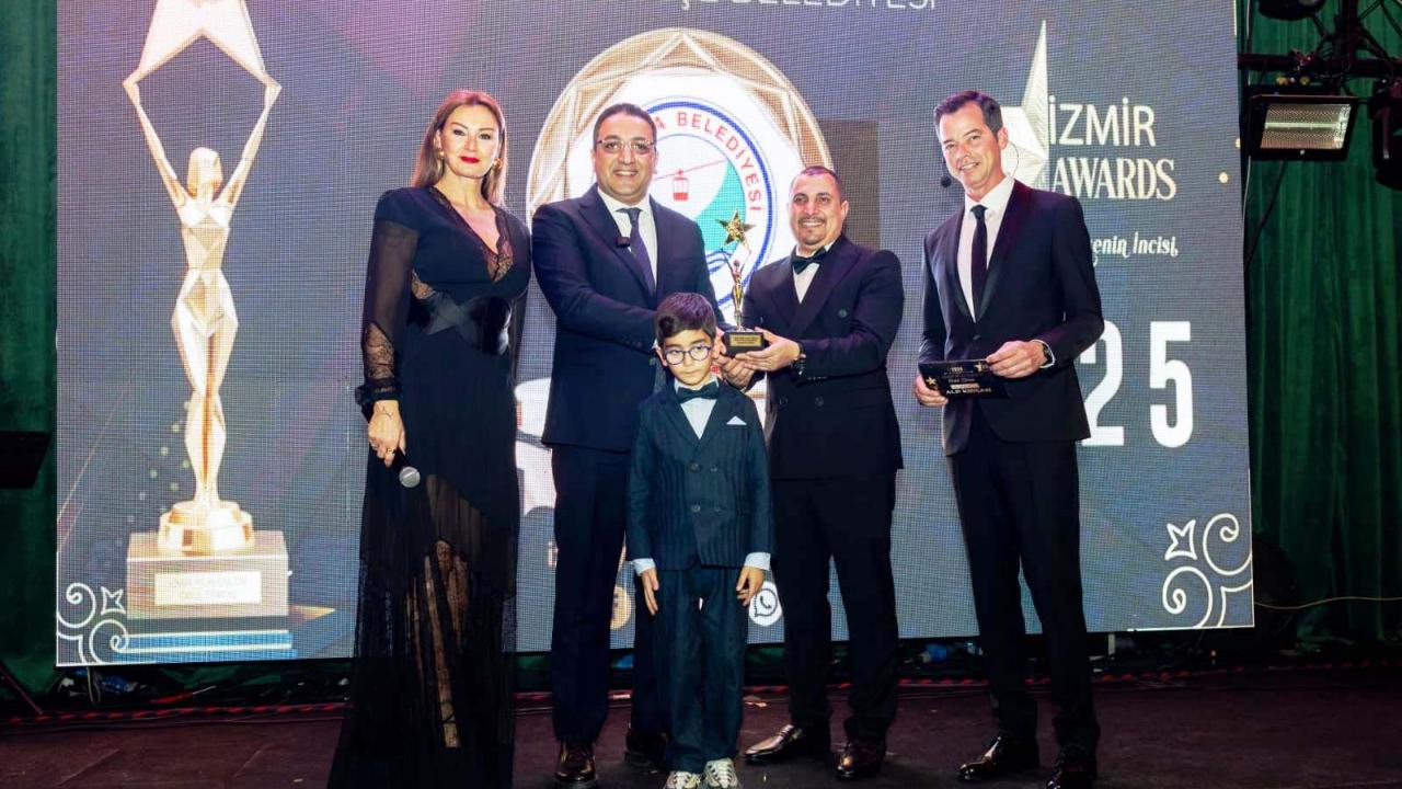 2. İzmir Yılın Enleri Ödülleri görkemli bir geceyle sahiplerini buldu